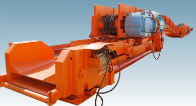 刮板轉(zhuǎn)載機(jī)-煤礦運(yùn)輸?shù)暮脦褪?/></p><p>刮板轉(zhuǎn)載機(jī)可與刮板輸送機(jī)、順槽可伸縮皮帶機(jī)、破碎機(jī)、液壓支架相配套。</p><p>在工作時(shí)，刮板轉(zhuǎn)載機(jī)的機(jī)頭小車會(huì)搭接在皮帶機(jī)的機(jī)尾上，隨著工作面輸送機(jī)的推移步距進(jìn)行整體調(diào)整。這樣，煤炭就可以從工作面輸送機(jī)經(jīng)過橋式轉(zhuǎn)載機(jī)，順利地轉(zhuǎn)載到可伸縮皮帶機(jī)上，然后被運(yùn)走。</p><p>在大型綜采工藝中，刮板轉(zhuǎn)載機(jī)的作用尤為顯著。它的一端與工作面輸送機(jī)搭接，另一端則與帶式輸送機(jī)的機(jī)尾相連。這種設(shè)備能夠?qū)⒉删蛎嫔嫌晒伟鍣C(jī)運(yùn)出的煤炭從巷道底板升高后，轉(zhuǎn)送到帶式輸送機(jī)上。</p><p>順槽用刮板轉(zhuǎn)載機(jī)有軋制中部槽組裝式和整體組焊箱式結(jié)構(gòu)兩種，以滿足不同用戶的需求。采用整體組焊箱式結(jié)構(gòu)的順槽用轉(zhuǎn)載機(jī)具有安裝方便、便于維護(hù)的優(yōu)點(diǎn)，整機(jī)壽命（過煤量）可達(dá)到40至1000萬噸。</p><p><br/></p>
                    </div>
                </div>


                <div   id=